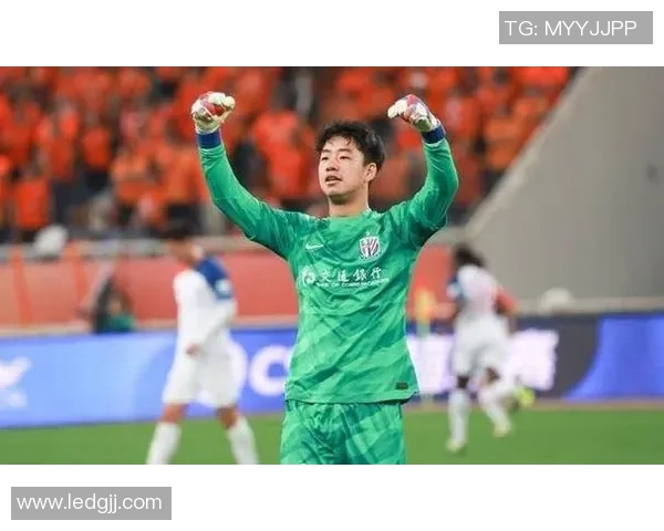 昔日长发飘逸巨星突然剪短发引球迷热议球场形象大变