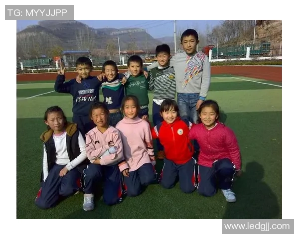 足球小星星笑翻全场 父母爆笑教育方式引发全网热议