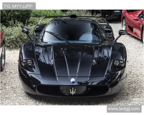 足球球星驾驭Roadster风驰电掣展现速度与激情的完美结合